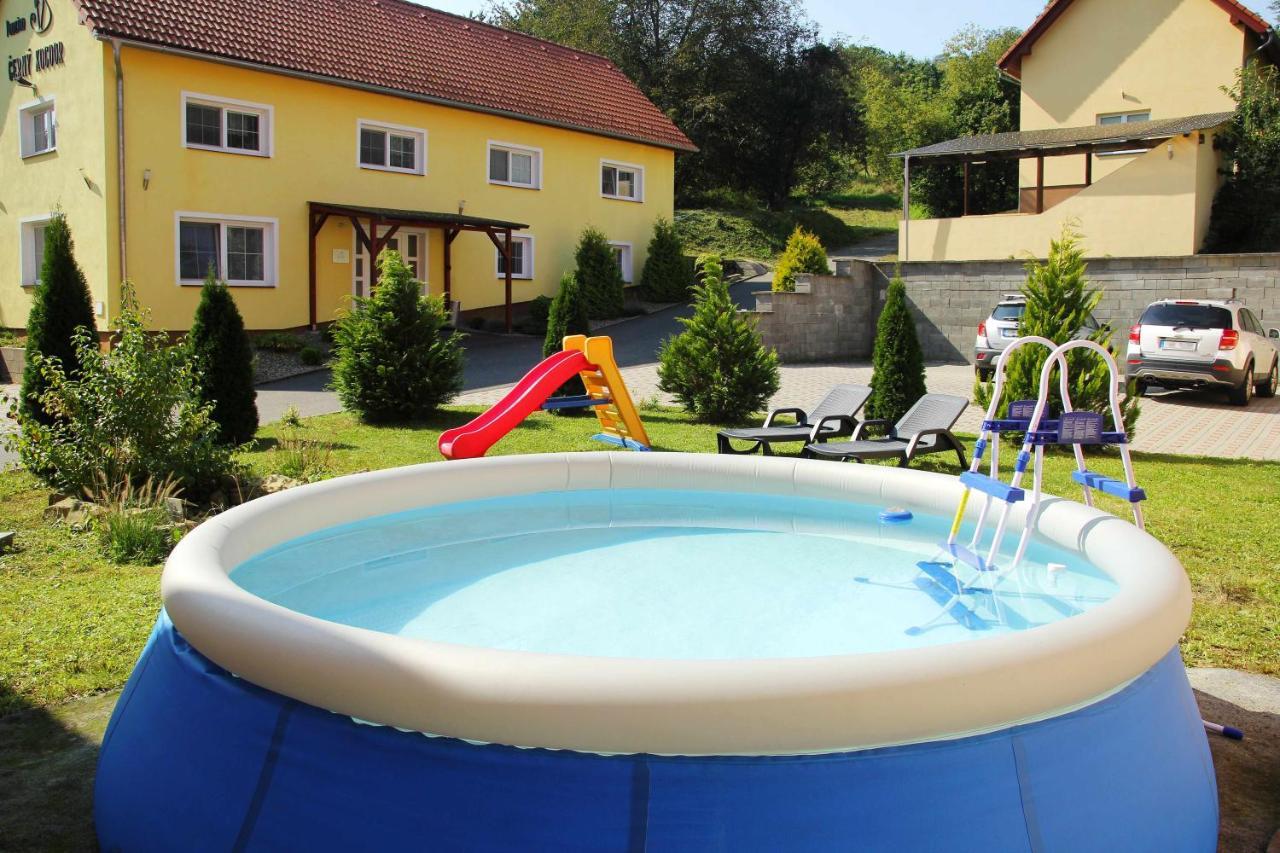 Sarovy Cerny Kocour Apart Hotel מראה חיצוני תמונה