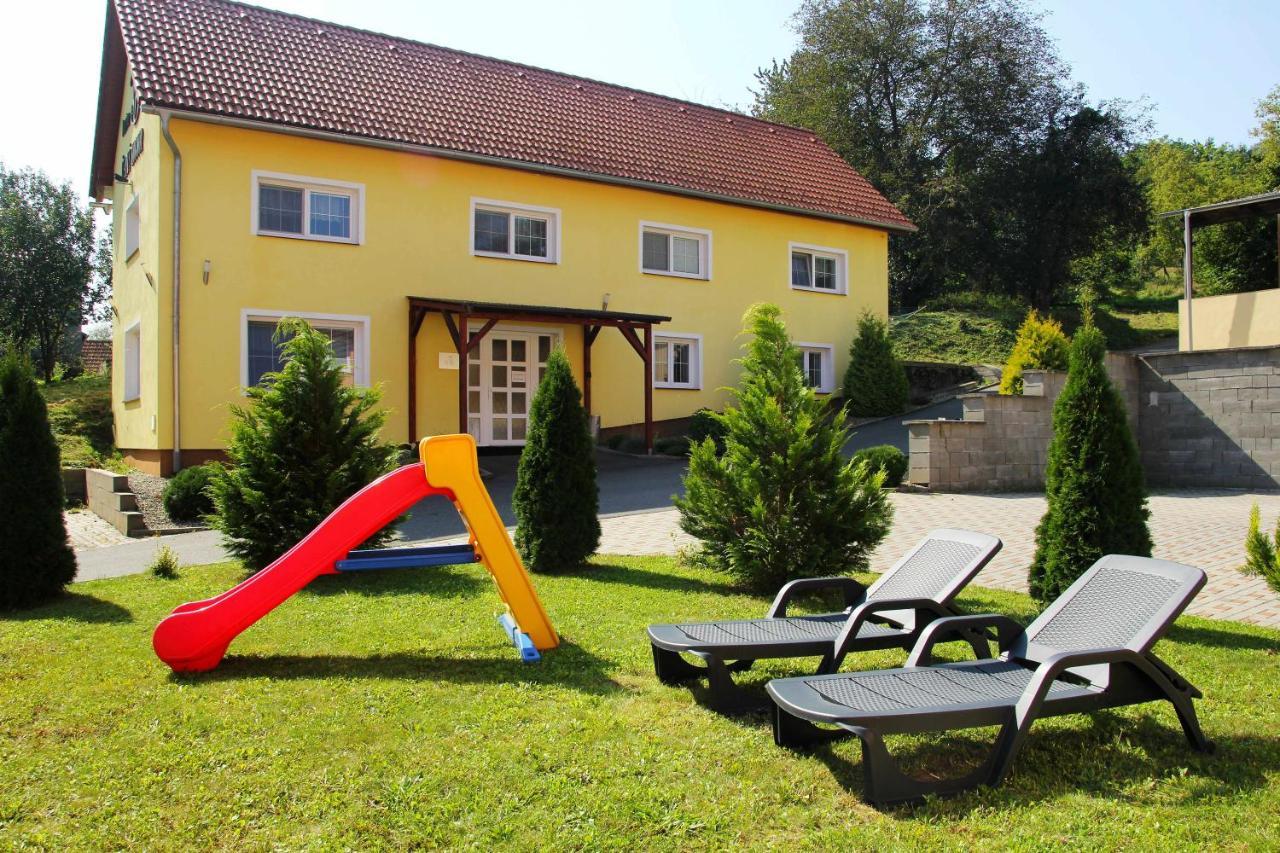 Sarovy Cerny Kocour Apart Hotel מראה חיצוני תמונה