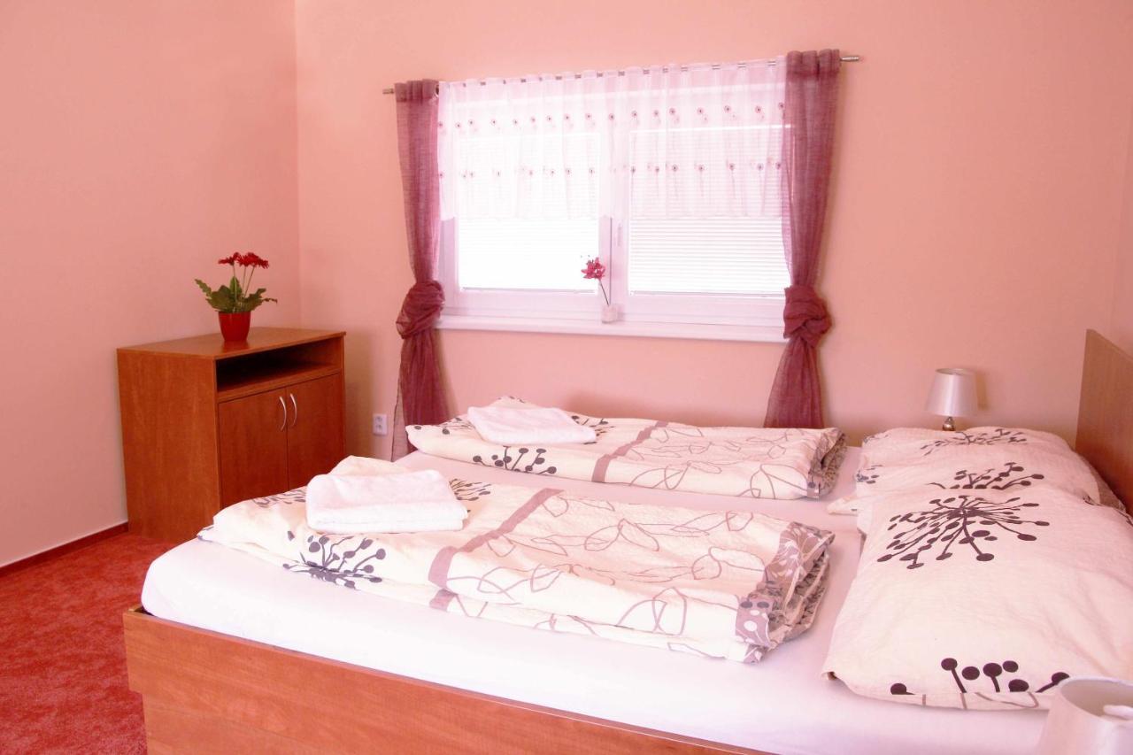 Sarovy Cerny Kocour Apart Hotel מראה חיצוני תמונה