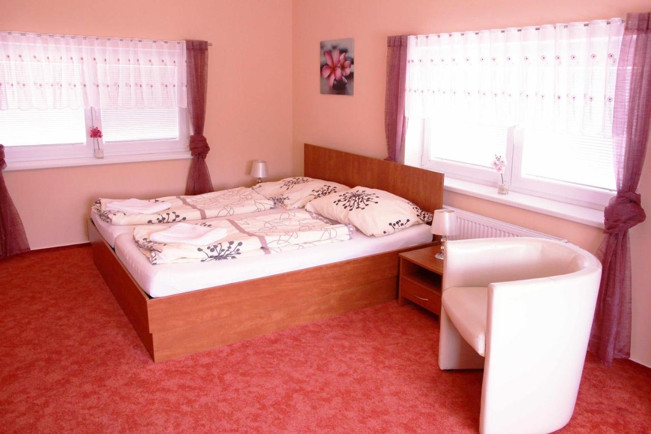 Sarovy Cerny Kocour Apart Hotel מראה חיצוני תמונה