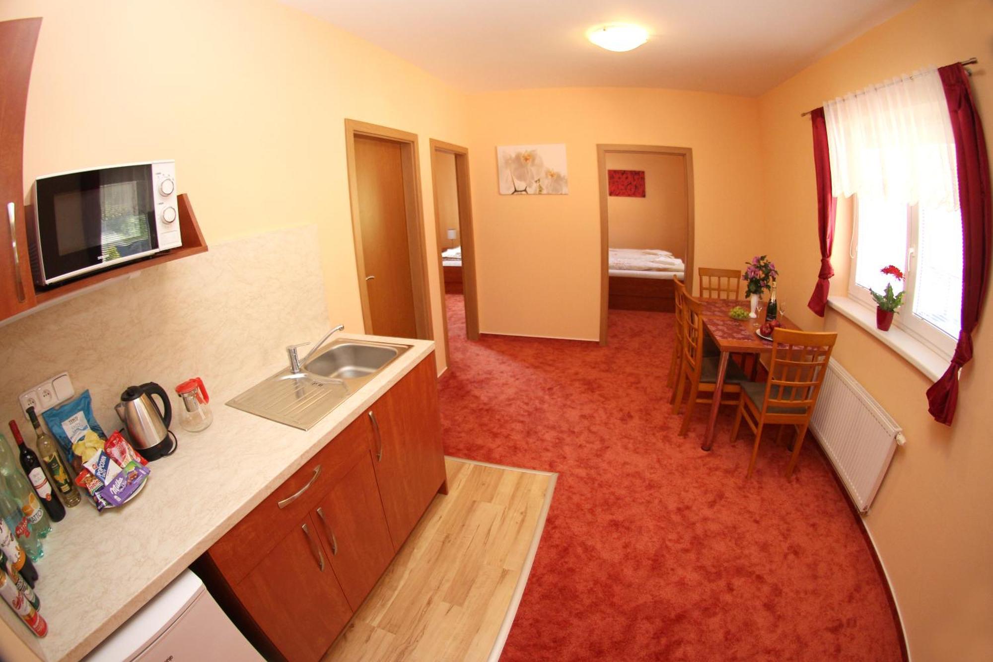 Sarovy Cerny Kocour Apart Hotel מראה חיצוני תמונה