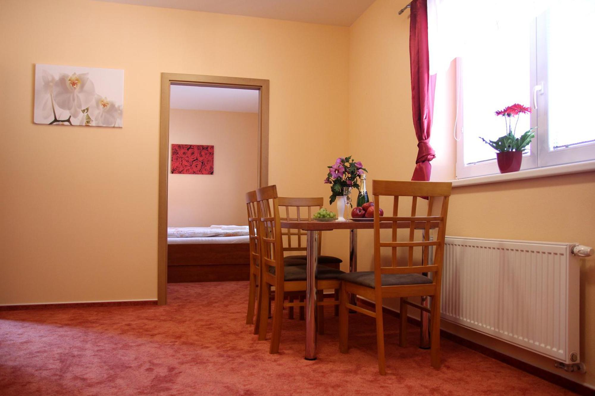Sarovy Cerny Kocour Apart Hotel מראה חיצוני תמונה